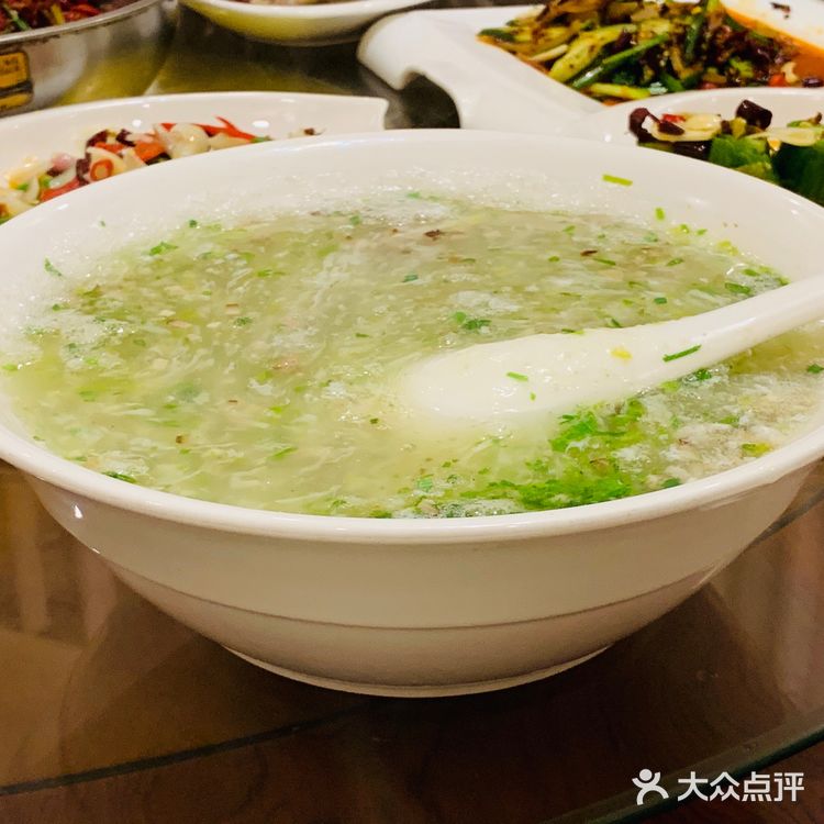 猪耳朵，牛头肉，凉粉，都不错，西湖牛肉羹，肚丝汤