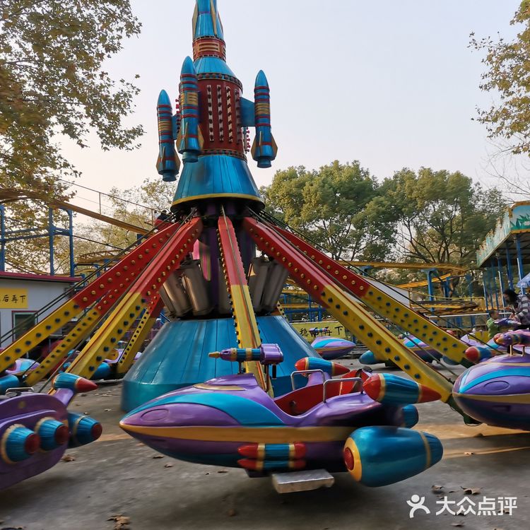 自己控制速度。一开始担心控制不好撞到别人