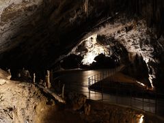 -波斯托伊纳溶洞