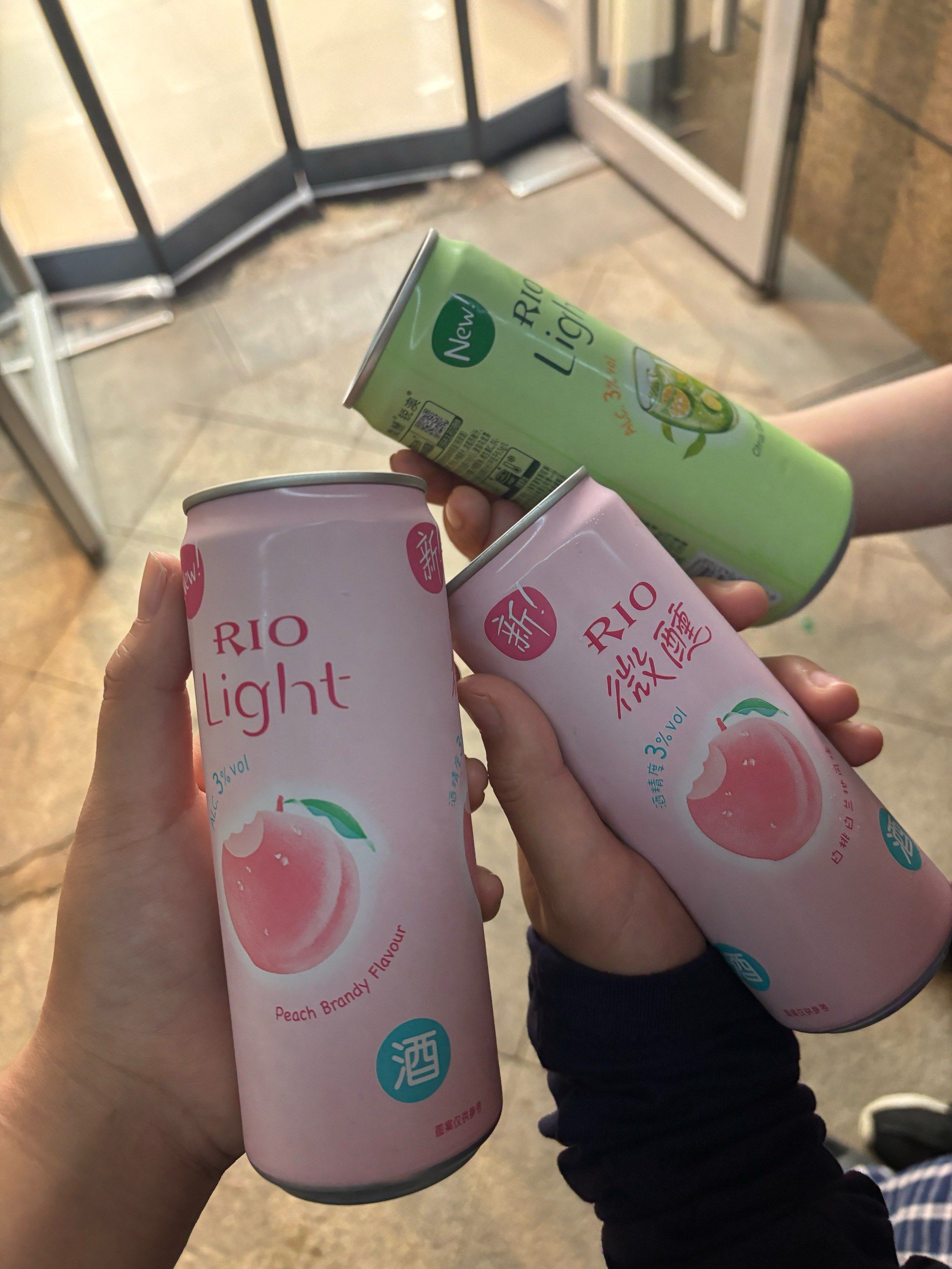 拿起饮料也要美美哒