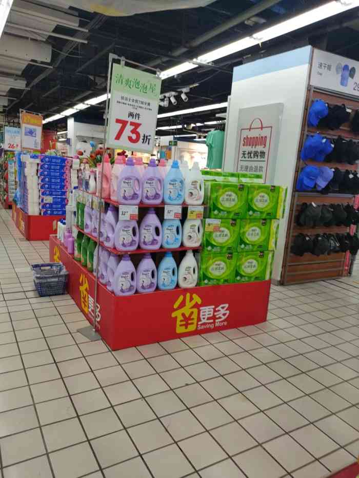 日打分家乐福北站店位于北站路附近交通便利,这家店在沈阳是最早开的