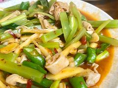 仔姜肥肠-茅屋大酒店