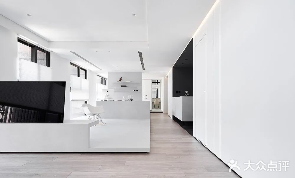 仅需要一间卧室，所以设计师在格局上做了很大改变