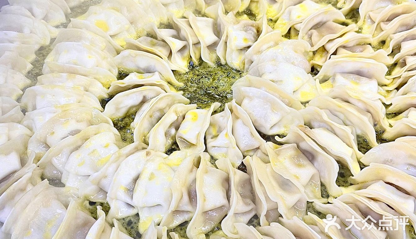 杭州美食｜蛮不讲理的香脆！一口爆汁的鲜肉锅贴