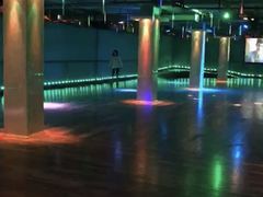 -奔马滚轴溜冰场