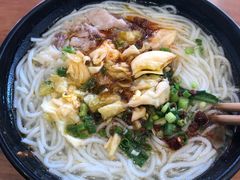 -鸿浩扒猪脚米线