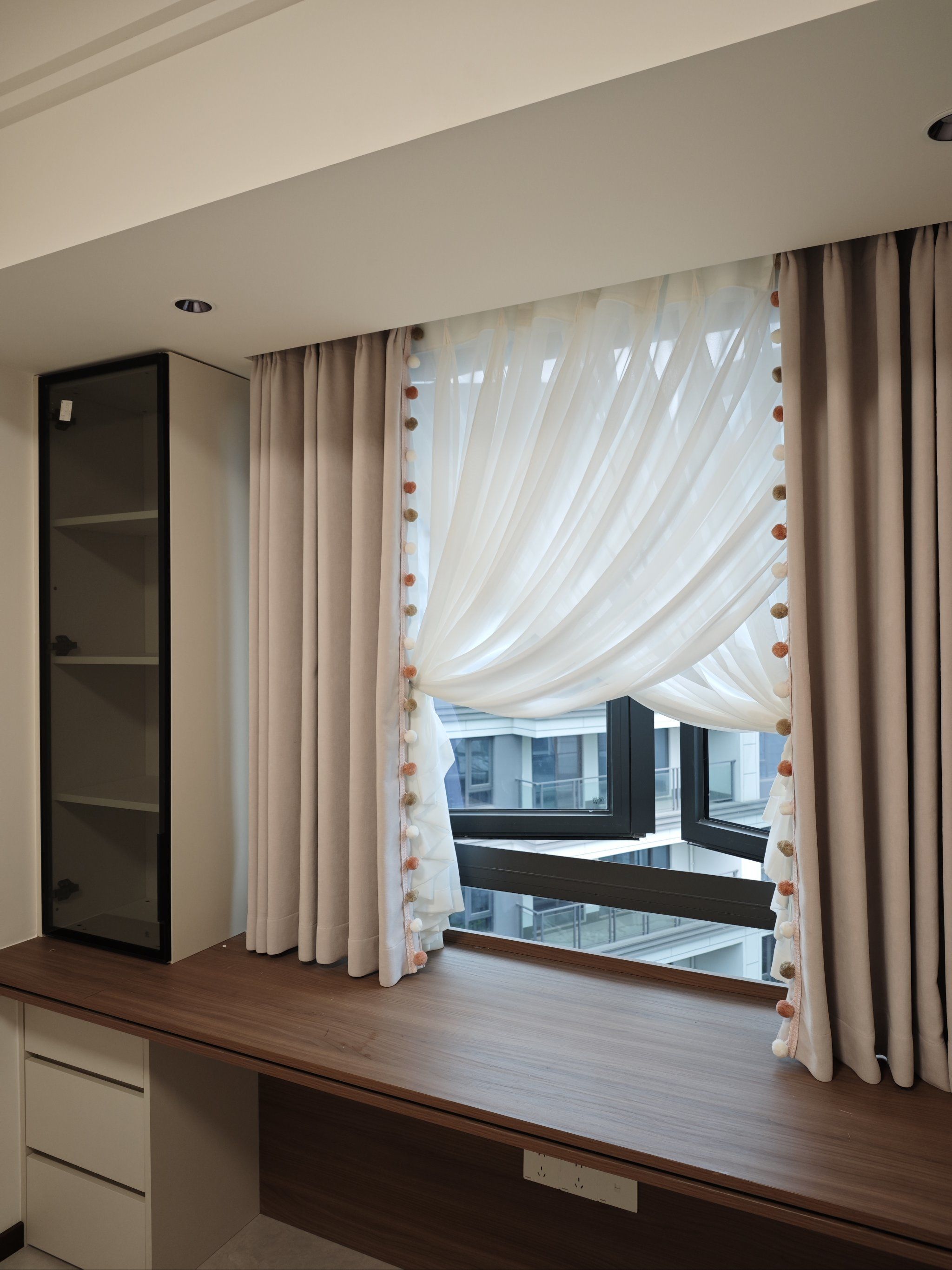 卧室窗帘挂起啦