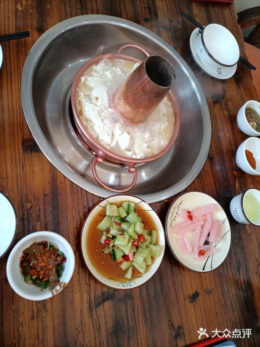 撮一顿纳西铜火锅图片