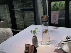 靠窗位-野蔓果·山野菜(西湖景区·龙井茶田店)