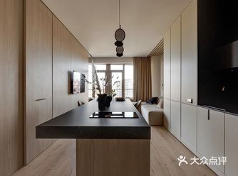 进入室内，玄关的设计比较简单 换鞋凳、鞋柜靠角落摆放