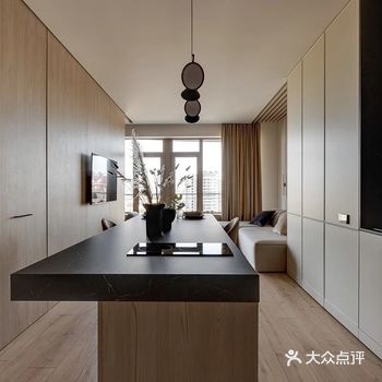进入室内，玄关的设计比较简单 换鞋凳、鞋柜靠角落摆放