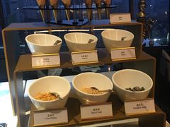 自助调料区-广州花园酒店-凌璇阁360度高空海鲜自助餐CAROUSEL