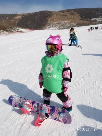 冬天让人想起来的第一个运动项目就是滑雪，让孩子有个健
