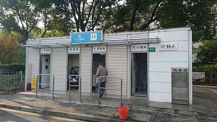 经过厕所革命家门口的公共厕所你之前干净多了方便周围私房的居民用厕