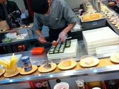 寿司师傅在做蟹子寿司-争鲜回转寿司(金桥家乐福店)