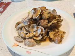 葱姜炒花蛤-巧克力渔家.小船海鲜胶东菜(万平口店)