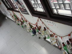 挂满酒瓶子的墙壁-花筑·扬州个园客栈(瘦西湖东关街店)