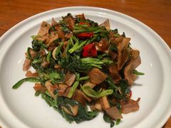 烤蘑菇炒菠菜-京尊烤鸭店JINGZUN(春秀路店)