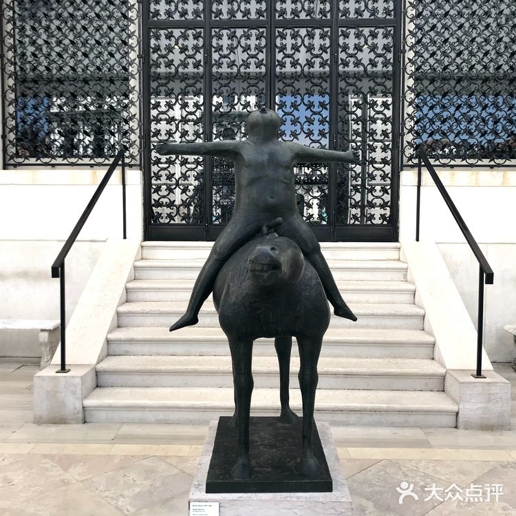 从佛罗伦萨坐火车去威尼斯，经过一座很长的海上大桥抵达