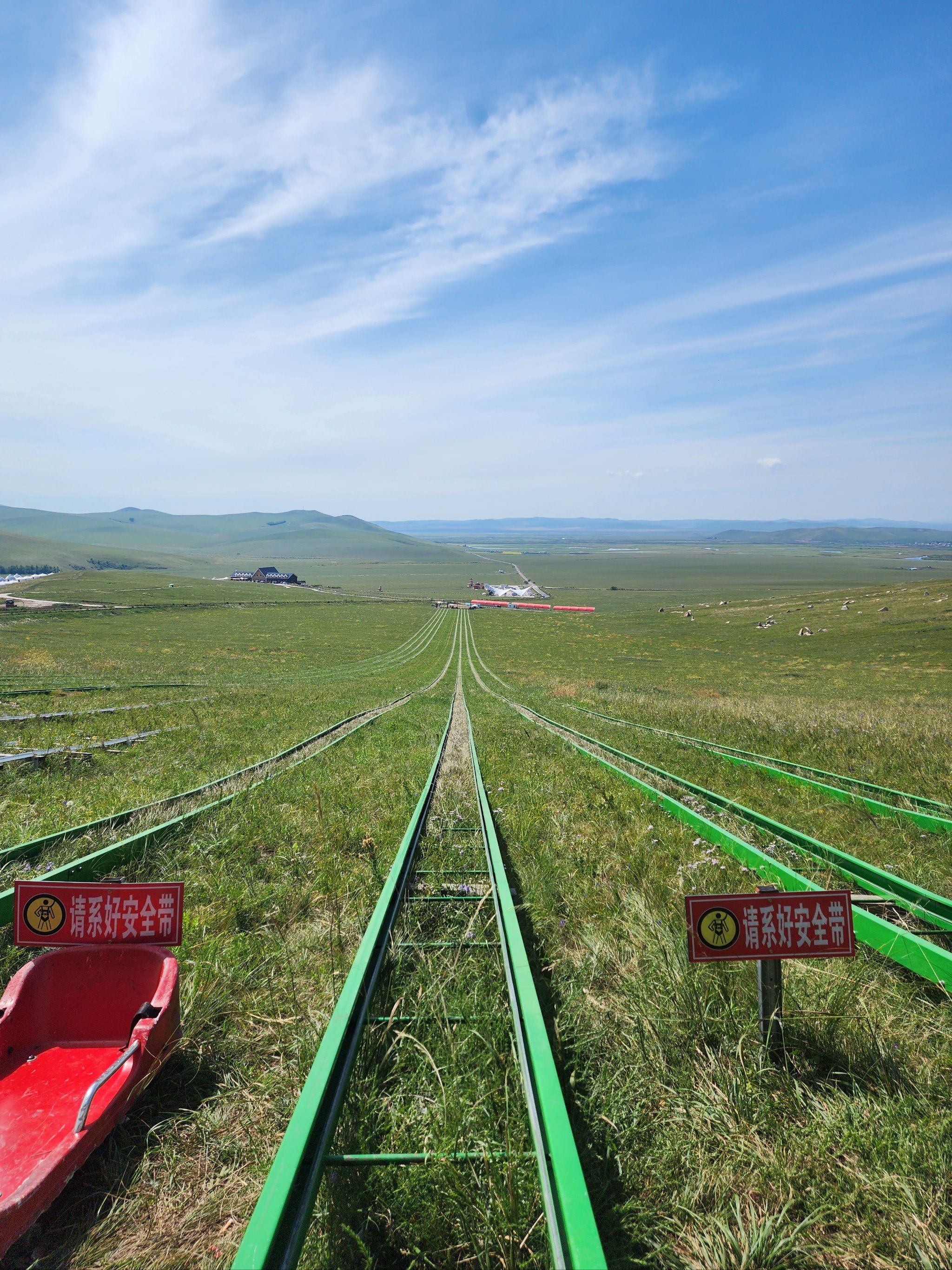 来呼伦贝尔当然要到乌兰山啦
滑草🌿 滑索 都🉐体验一番

