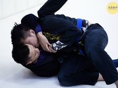 -菠萝格斗巴西柔术训练馆