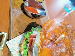 双蛋指椒牛肉汉堡-魏斯理汉堡(西安沣东吾悦店)