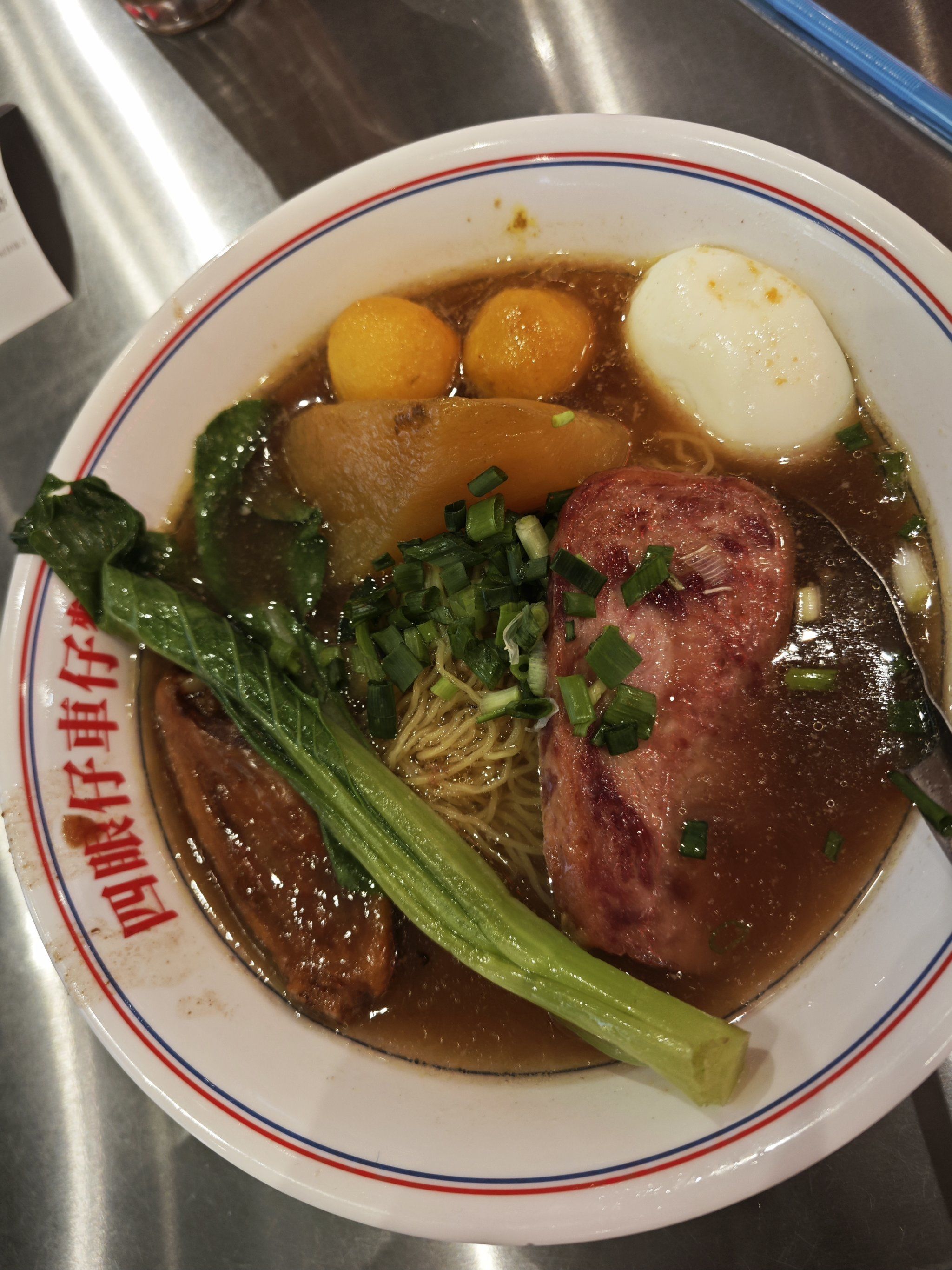 很久没吃到这种细面了,招牌面的汤汁很鲜