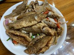 干炸小鱼-芦茨金富饭庄·25年老字号·专做稻草鸡