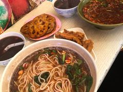 -爆炸头阿姨小四川正宗川味小吃(无任何分店)