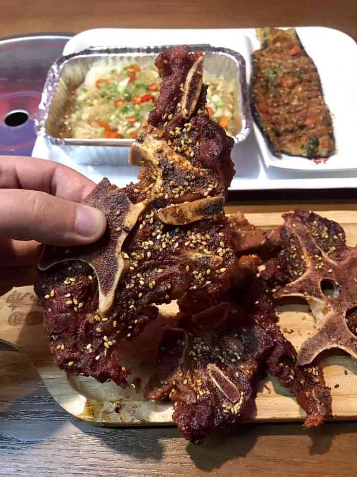 火辣串场特色烤牛棒骨牛颈骨(荷园路店)-"白天路过看见的这家店,就在