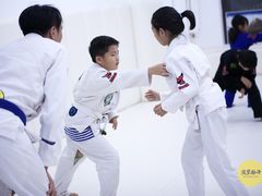 -菠萝格斗巴西柔术训练馆