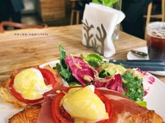 班尼迪克蛋-Common Table · Brunch & Coffee