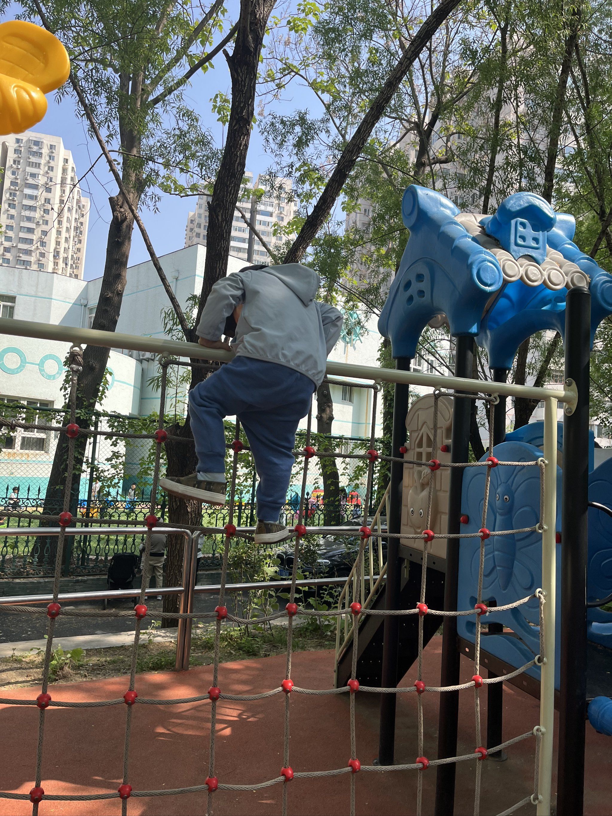 小区幼儿园后面有一片这种幼幼娱乐设施