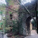 这些自然景观深深吸引着老、中、青年的中外游客