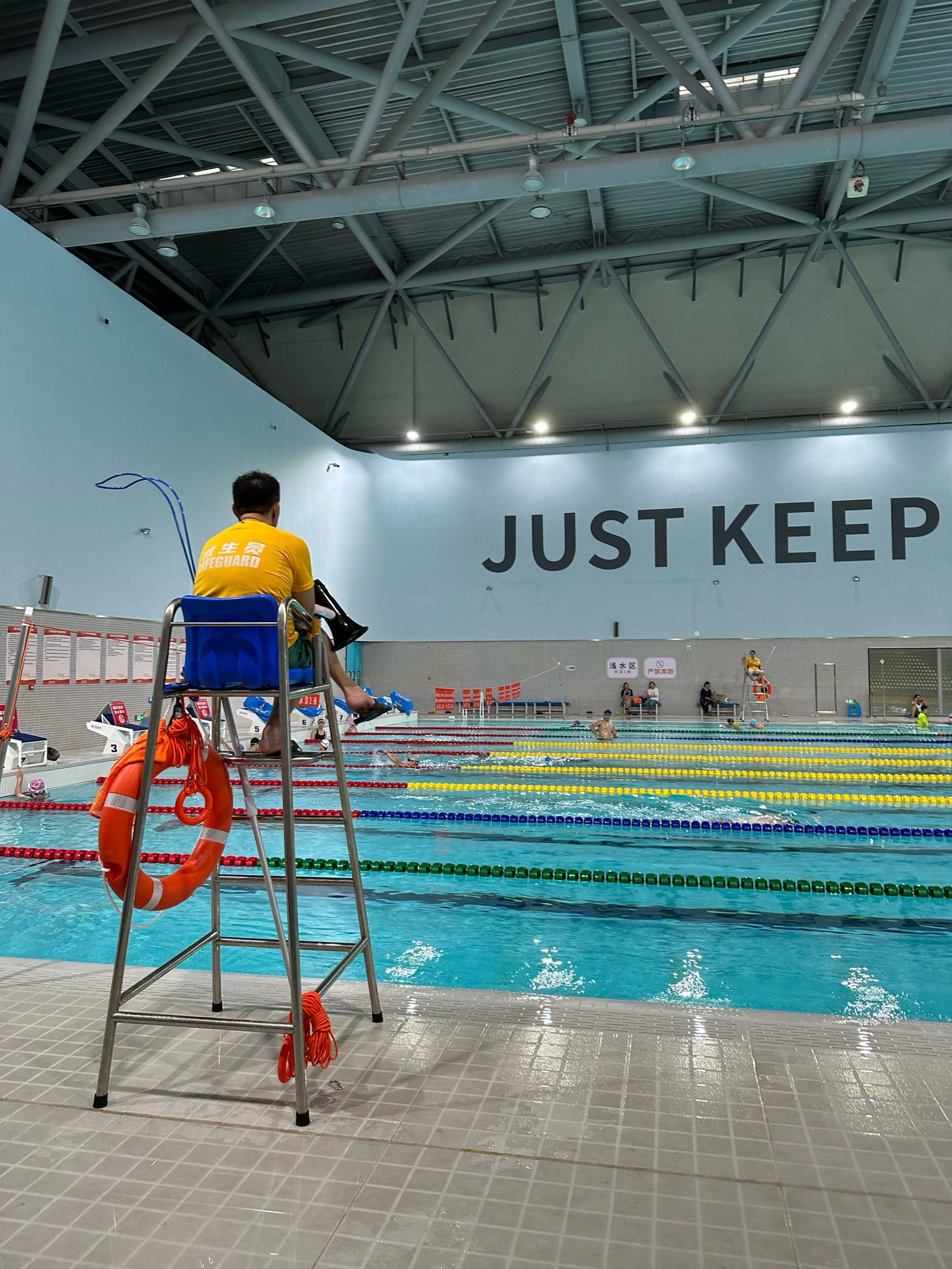 新开的比赛级的游泳馆,50m通道,一共八根,一半是深水区