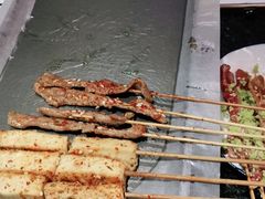 -何妹湿辣牛肉·粤式烧烤砂煲(桂雅路店)