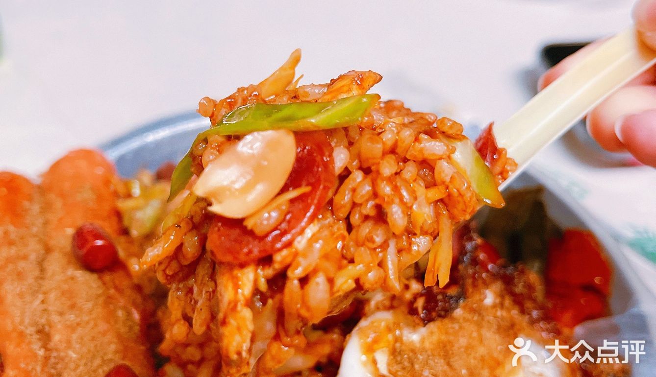 “炒饭！炒饭！炒饭！胖姨炒饭！”