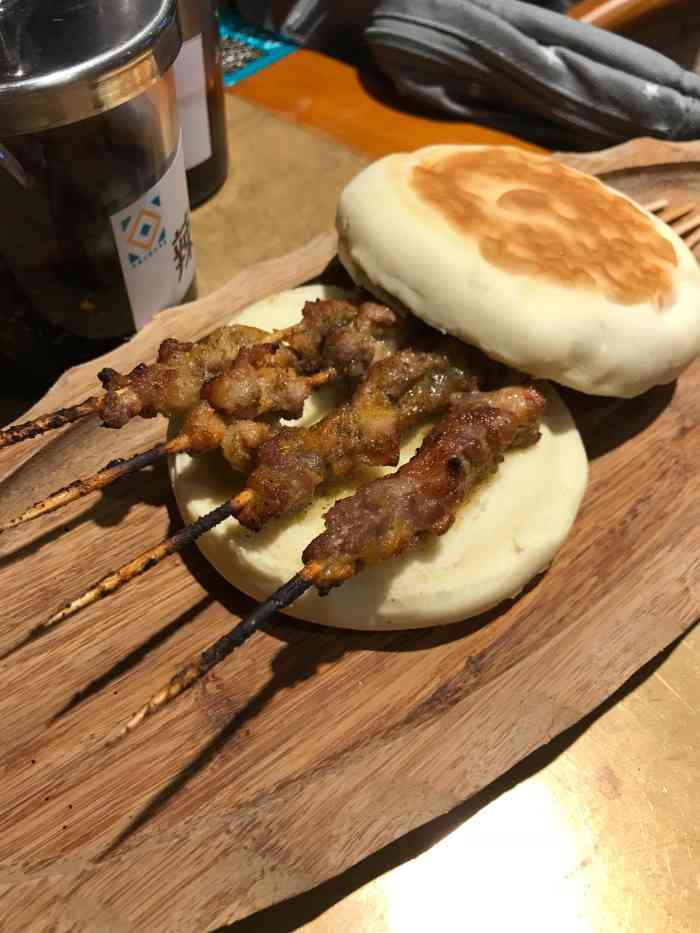 羊肉串特别好吃,就是肉小了点,15元5小串.