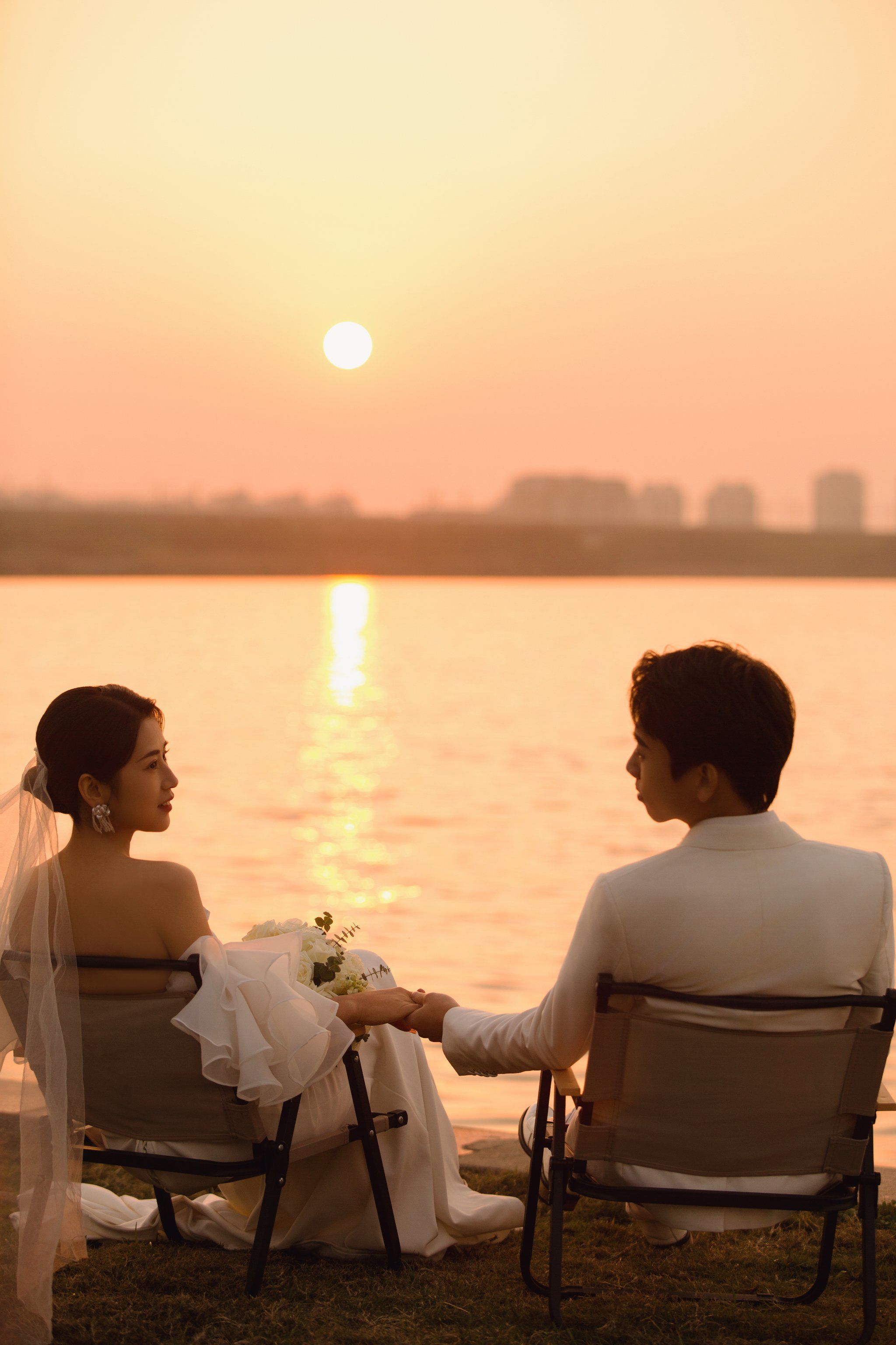 新人都钟爱的夕阳婚纱照,落日下的唯美爱情