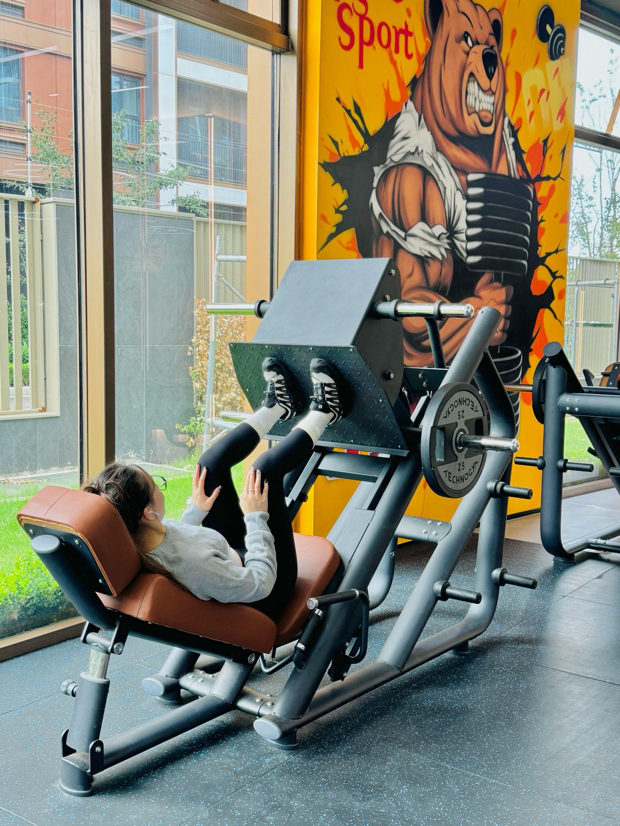 n现在终于对外营业了,赶紧跟闺蜜来看看~

健身房坐落在高档