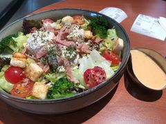 香烤三文鱼藜麦配坚果碎沙拉-魏斯理汉堡(西安沣东吾悦店)