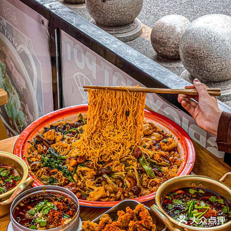 人均30‼️重庆盘盘麻辣烫天花板🔥冒鸭肠无敌