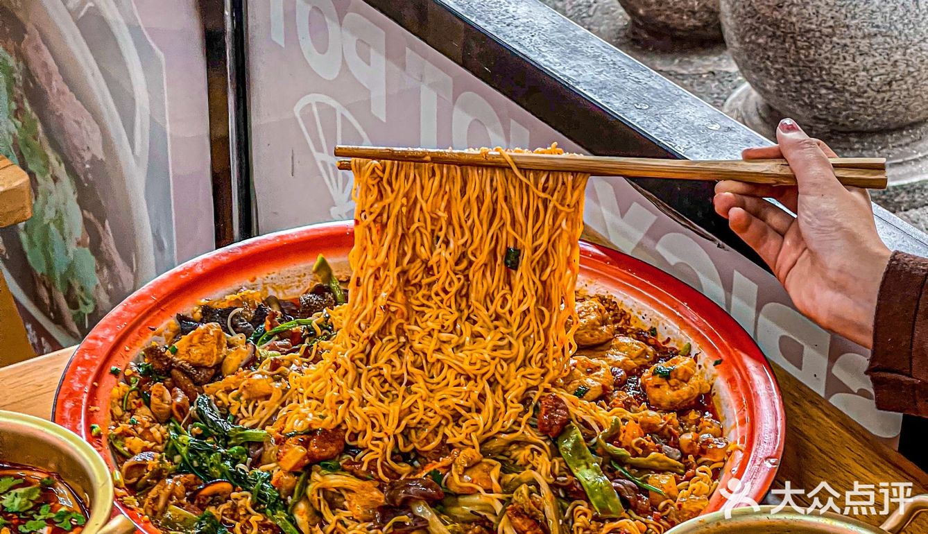 人均30‼️重庆盘盘麻辣烫天花板🔥冒鸭肠无敌