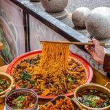 人均30‼️重庆盘盘麻辣烫天花板🔥冒鸭肠无敌