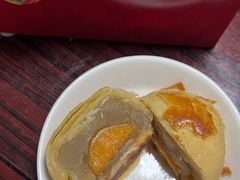 莲蓉皮蛋酥-香港元朗荣华月饼(十八甫路店)
