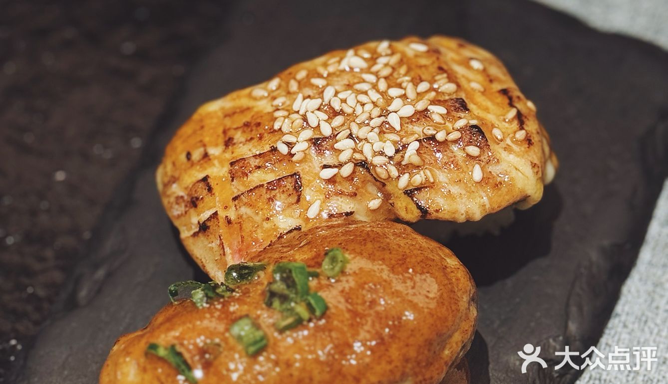 咬一口的寿司幸福