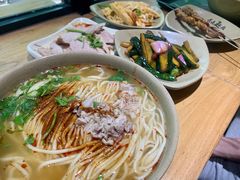 -亮亮面馆(经六路店)