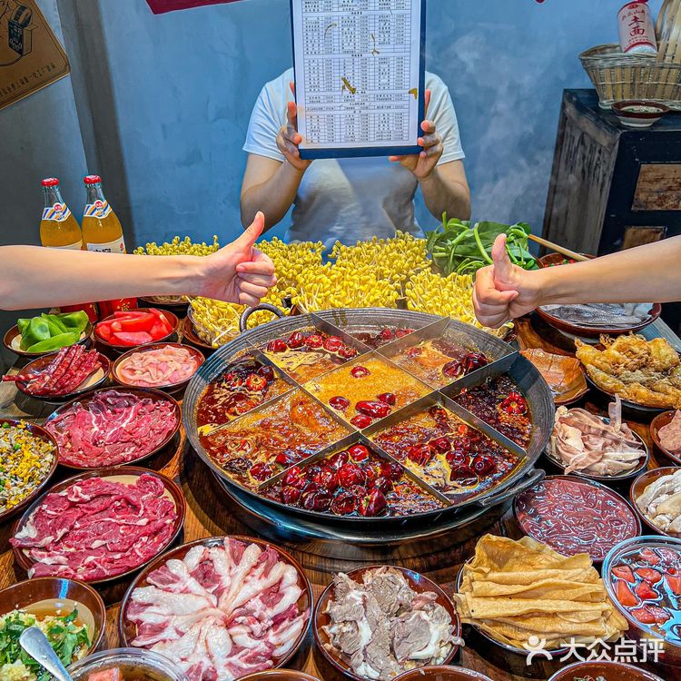 火爆石桥铺的黄豆芽老火锅，汤底一口封神！
