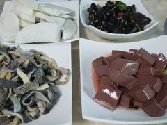 -墨脱石锅椰子鸡•香草鸭•东山羊(大东海店)