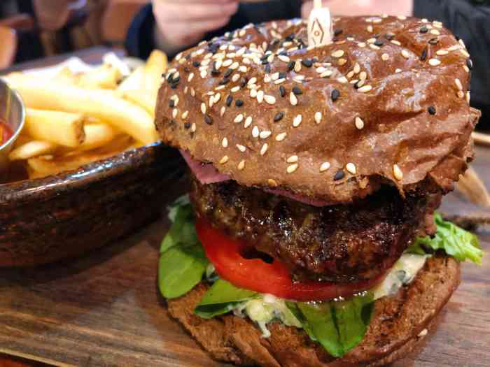 bites&brews(世纪汇店)-"今天去曹路体育中心打疫苗,打完后巨饿超饿.